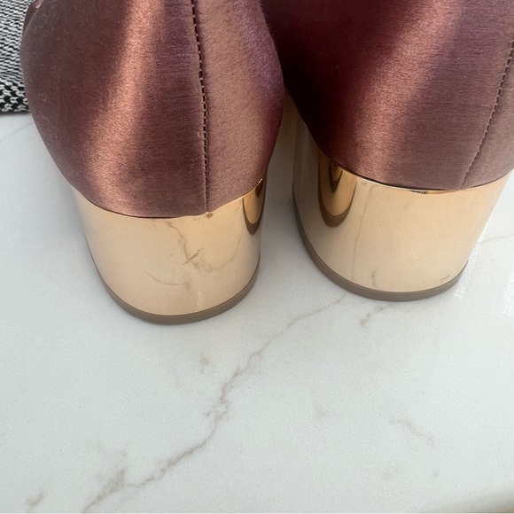 Vince Camuto sz 8.5 rose, pink round toe heel w/low stacked gold reflective heel - Picture 5 of 7